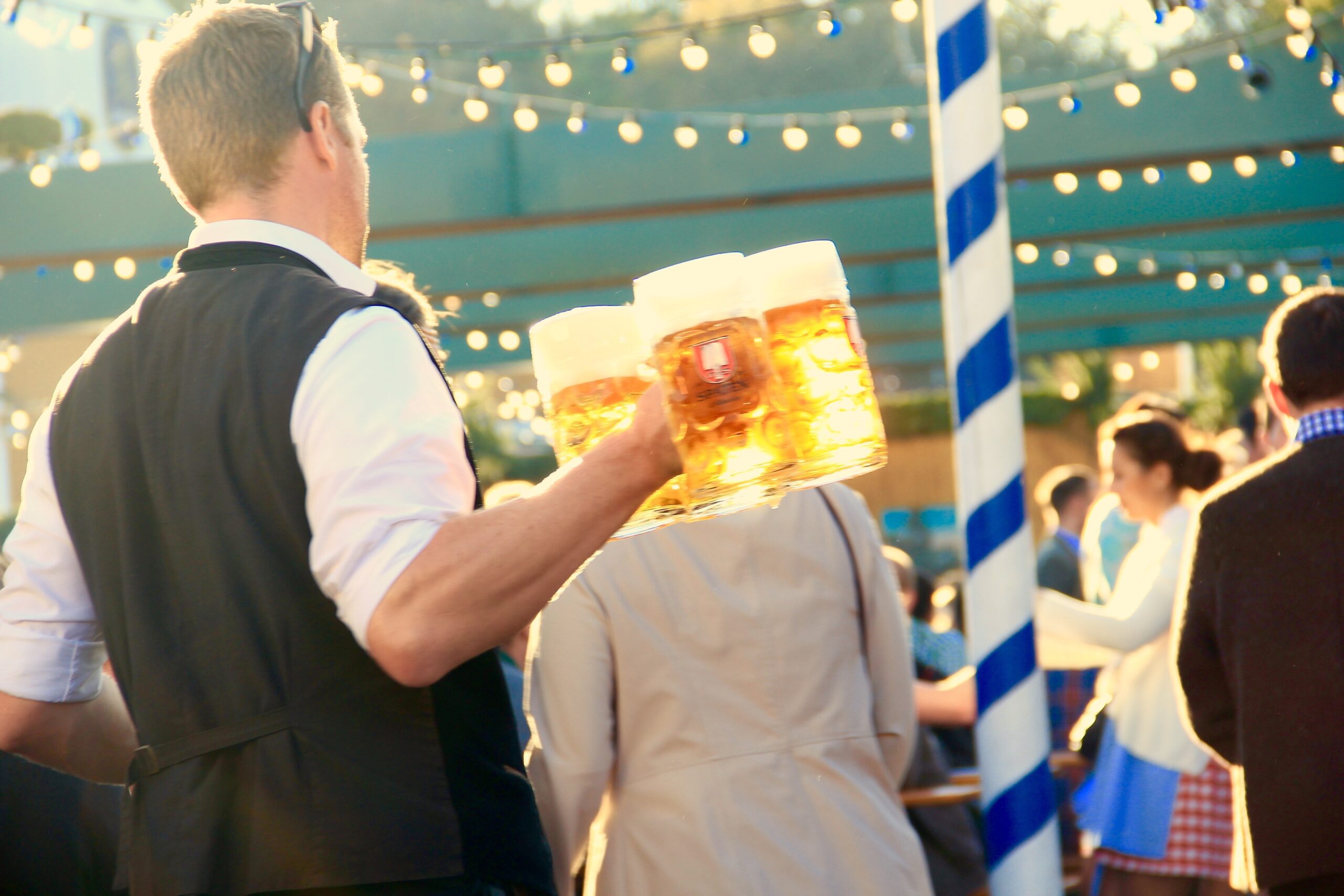 https://pixabay.com/de/photos/oktoberfest-wiesn-m%c3%bcnchen-kellner-968232