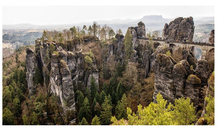 https://www.pexels.com/de-de/foto/atemberaubender-blick-auf-die-basteibrucke-in-der-sachsischen-schweiz-37358646/
