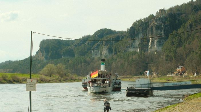Quelle: https://www.pexels.com/de-de/foto/historischer-schaufelraddampfer-auf-der-elbe-deutschland-37483237/
