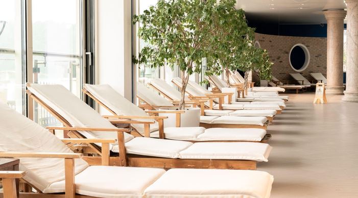 Quelle: https://www.pexels.com/de-de/foto/luxurioser-spa-und-entspannungsbereich-mit-sonnenliegen-36234409/